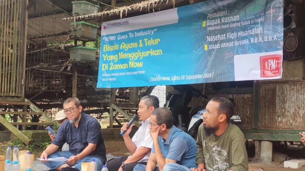Peserta mengajukan pertanyaan pada acara NGOBIS Goes to Industry - KPMI Bogor. (28/09) (serambimekkah.com)